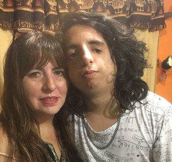 Santiago junto a su mamá