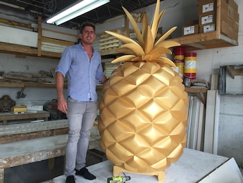 Una escultura en forma de