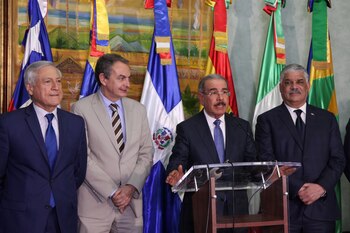 El canciller de Chile, Heraldo Muñoz; el ex mandatario español, José Luis Rodríguez Zapatero; el presidente de República Dominicana, Danilo Medina y su canciller Miguel Vargas, luego de la culminación del primer día de diálogo. (REUTERS/Ricardo Rojas)