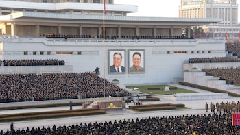 El culto a la personalidad es un elemento esencial del régimen. En las fotos los retratos del abuelo y el padre de Kim Jong-un, anteriores líderes del país