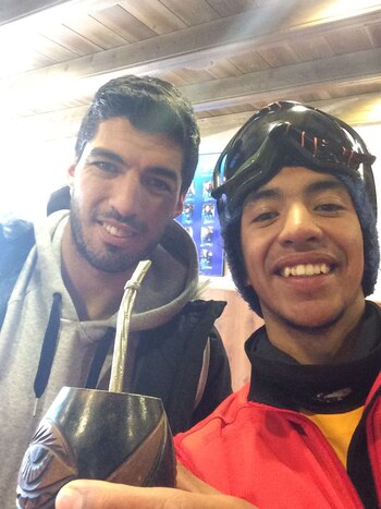 Luis Suárez junto al argentino,