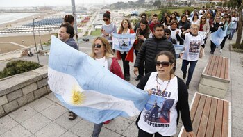 Los familiares caminan por la