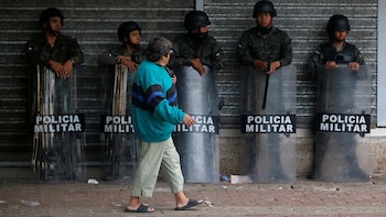 Una mujer camina frente a
