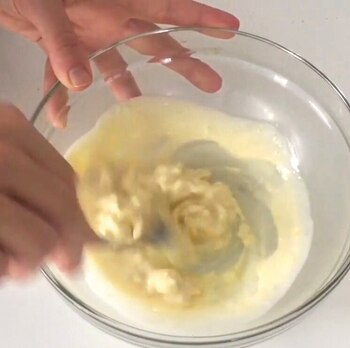 1. Derretir 200 gr de chocolate blanco con 70 ml de crema de leche durante un minuto en el microondas.