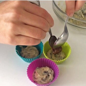 5. Arriba de cada molde, colocar una cucharadita de Nutella y luego, cubrir con un poco más de chocolate.