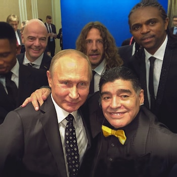 Maradona posando con Vladimir Putín