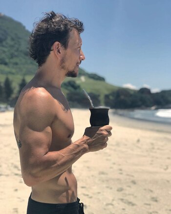 Nico toma mate en las