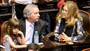 Felipe Solá junto a Graciela Camaño, en la previa de la jura en Diputados