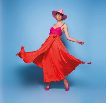 Top de gamuza y falda amplia