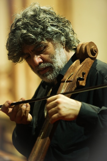 Ricardo Massun, director del Ensemble Louis Berger, mientras toca la viola da gamba