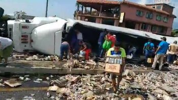 El camión que volcó en Chiapas (Minuto Chiapas)
