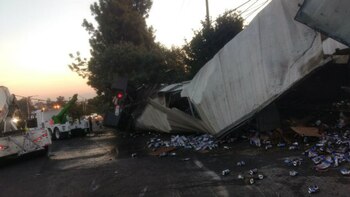 El camión que volcó en el Estado de México