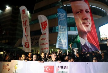 Manifestantes turcos también protestaron frente