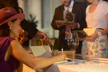 La autora autografío libros al