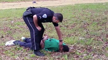 Un expolicía del sureste de Estados Unidos fue sentenciado a 20 años de prisión por matar por la espalda a un hombre negro desarmado, en un caso que desató una oleada de protestas nacionales