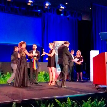 Recibiendo uno de los galardones