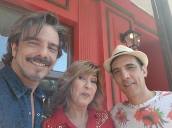 En el back de las grabaciones de “Golpe al corazón” junto a Georgina Barbarossa y Fabio Aste (Foto: Instagram)