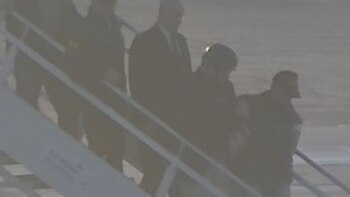 Zannini desciende del avión en Aeroparque