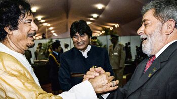 Muammar Khadafi saluda a Lula