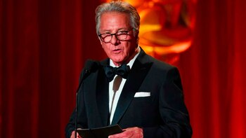 El actor Dustin Hoffman habla en la entrega de premios de la Academia de Artes y Ciencias Cinematográficas (AMPAS), el 11 de noviembre de 2017 en California (AFP – Robyn Beck)