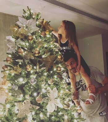 La modelo Chechu Bonelli publicó una foto de Lupe, su hija mayor, sobre los hombros del futbolista Darío Cvitanich y colocando la estrella en la punta del arbolito