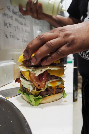 Para el último piso se necesitaron cuatro manos