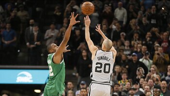 Manu Ginobili, con su buzzer