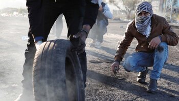 Manifestantes palestinos cerca de la