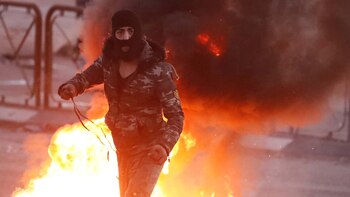 Los manifestantes palestinos se paran