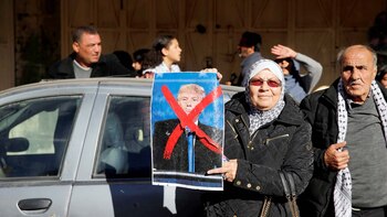 Una mujer sostiene una foto