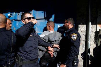 Policías israelíes detienen a un