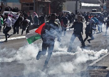 Los manifestantes palestinos se enfrentan