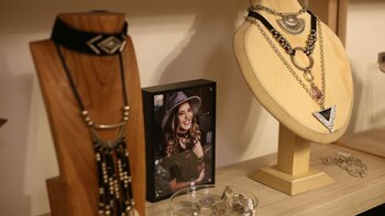 Canutillos, cadenas, péndulos, terciopelo, plata,