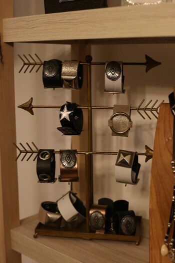 Los brazaletes con apliques de