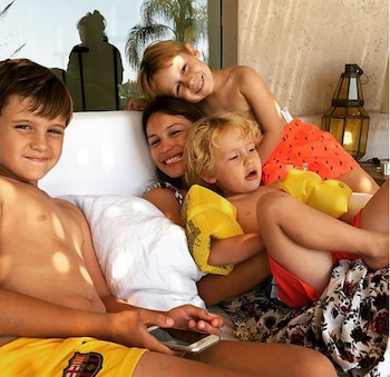 Siempre acompañada por sus hijos