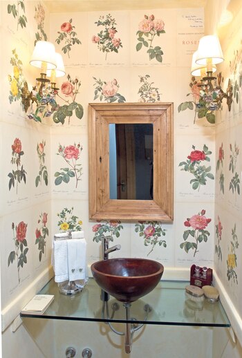 Toilette con empapelado de rosas