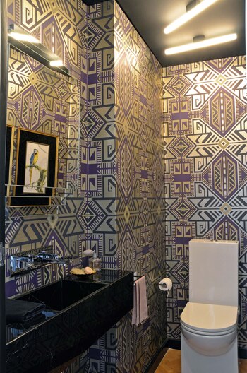 Toilette con empapelado geométrico