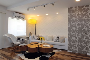 La pared y la puerta