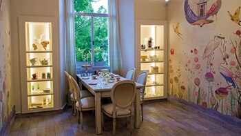 Desayunador con mural Chinería