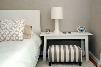 Dormitorio con tapizado en lino