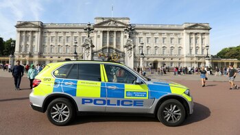 La policía le sometió a