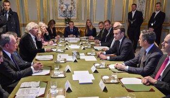 El presidente francés, Emmanuel Macron, reunido con líderes mundiales: Michael Bloomberg, Bill Gates, Richard Branson, entre otros (Reuters)