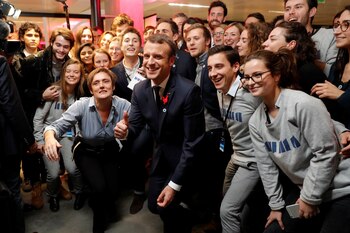 Emmanuel Macron posa con participantes del panel “Tecnología para el planeta” (Reuters)