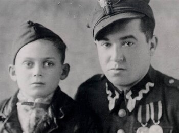 Thomas Buergenthal (izquierda), cinco meses después de su liberación