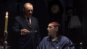 En la ficción, Hannibal Lecter (Anthony Hopkins) cocinando los sesos de su víctima