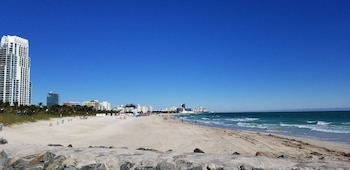 Playa de South Pointe, Miami Beach por la mañana vacía ante la llegada del frío (Foto: Infobae)