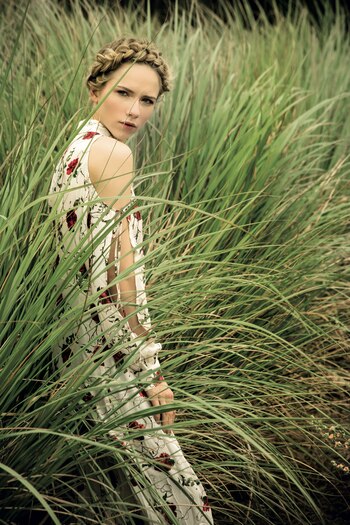 Vestido de gasa con hombros