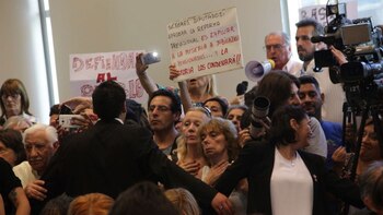 Un grupo de manifestantes insultó