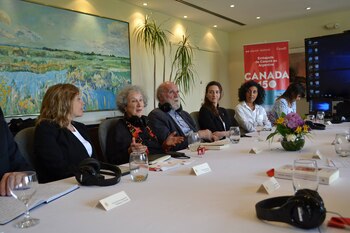Margaret Atwood y su esposo Graeme Gibson, durante el encuentro en la Embajada de Canadá