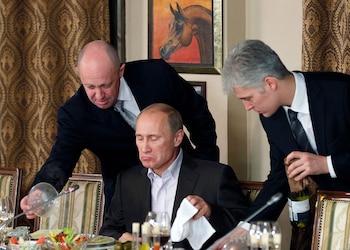 Yevgeny Prigozhin (izquierda) junto a Vladimir Putin, en uno de los restaurantes del chef en Moscú (AP)
